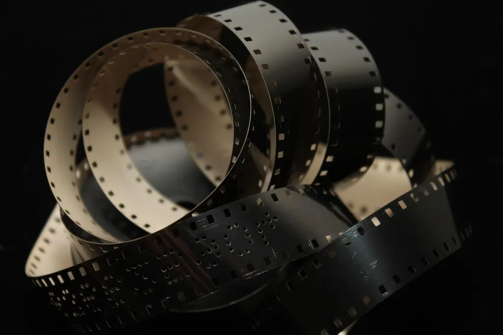 Opuszczone, futurystyczne studio telewizyjne z projektorem filmowym, nawiązujące do dystopijnego klimatu filmu.
