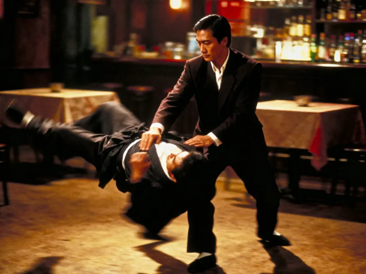 Scena walki w barze z charakterystycznym rzutem aikido