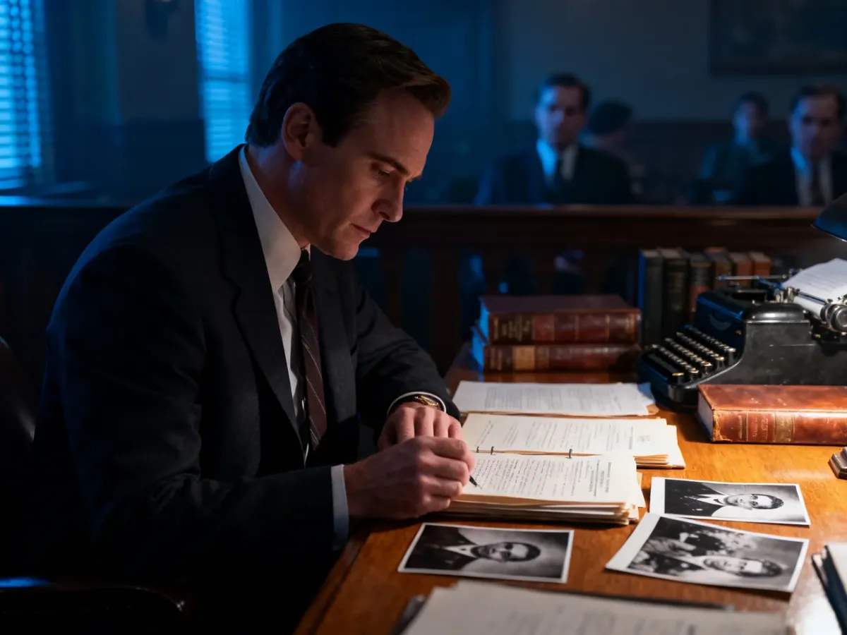 Prokurator analizujący akta w biurze podczas politycznego śledztwa