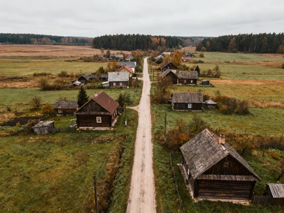 Wiejska droga prowadząca przez fikcyjną podlaską wieś